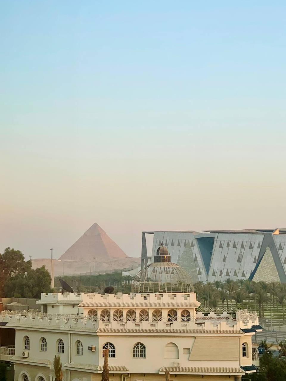 Fancy Pyramids' View, Giza's Gem Caïro